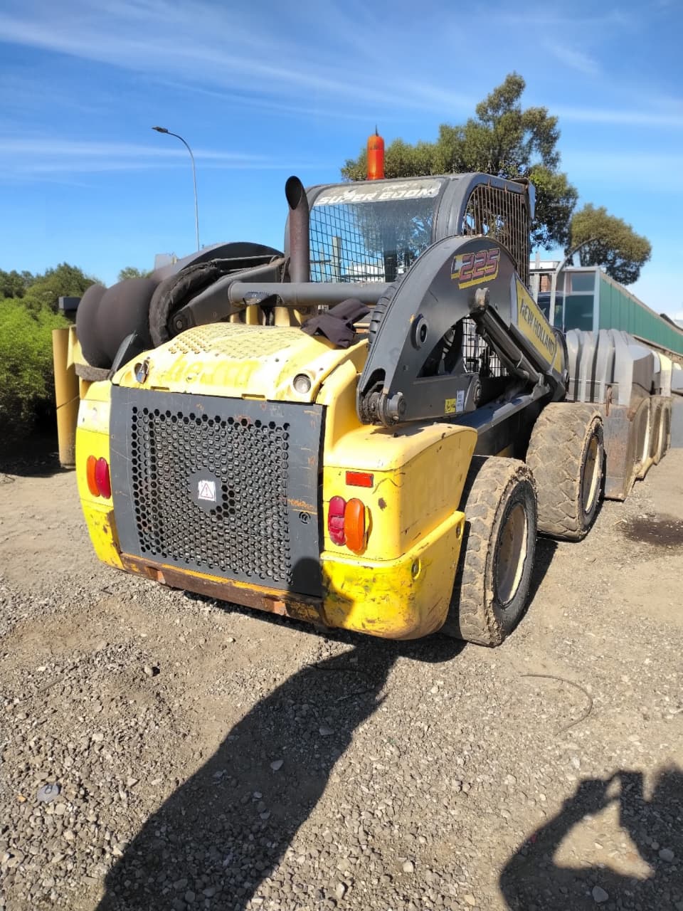 New Holland 225 Skidsteer - Image 2