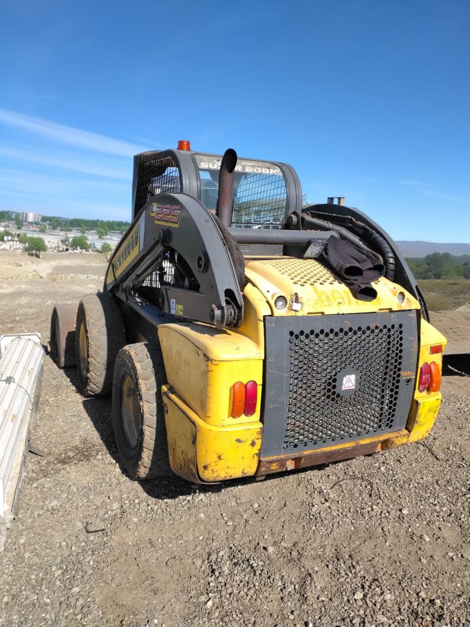 New Holland 225 Skidsteer - Image 4