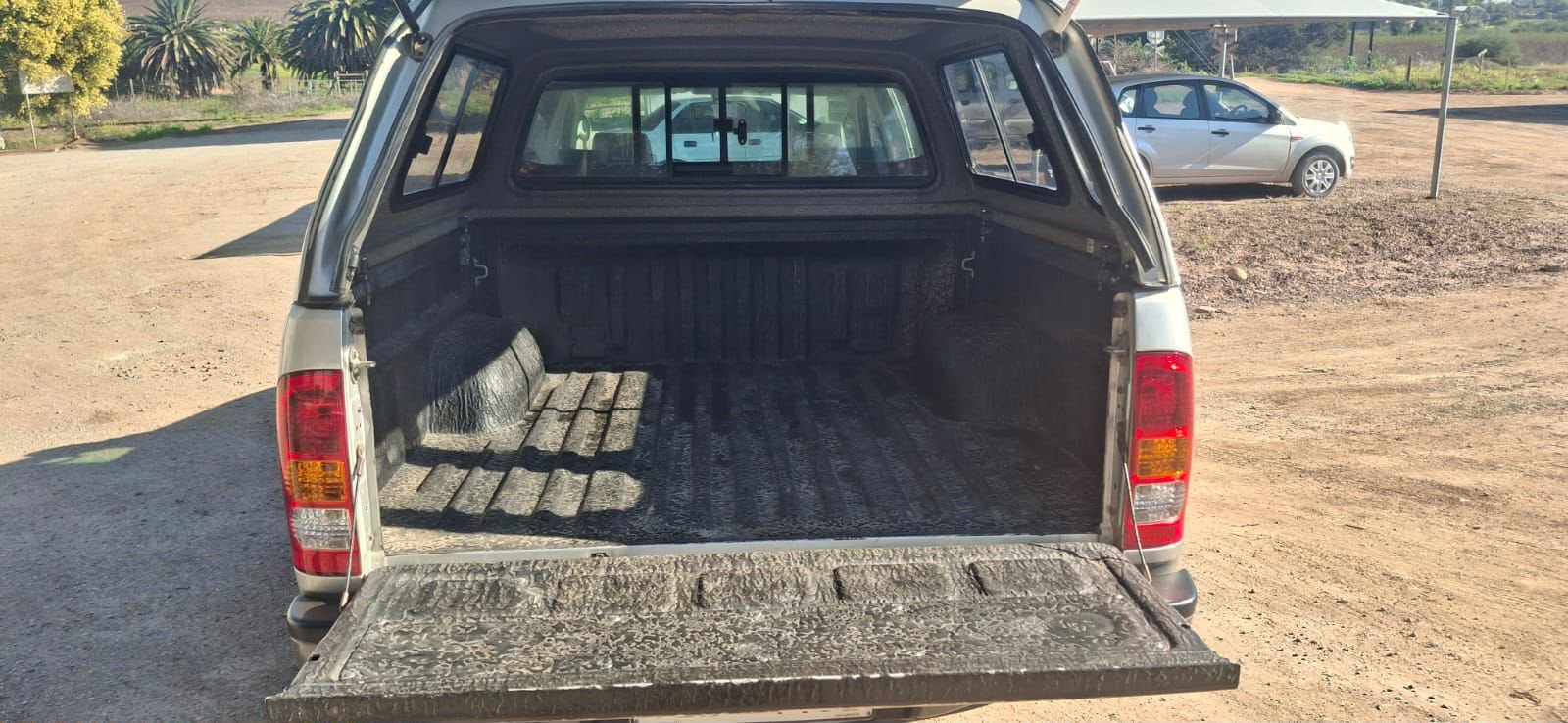Toyota Hilux 3.0 D-4D Raider Double Cab Bakkie / Pickup - Image 2