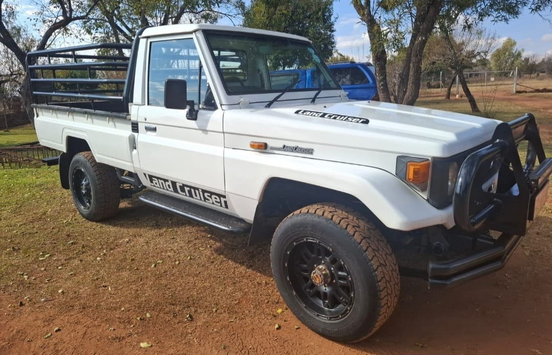 Toyota Land Cruiser Bakkie / Pickup - Image 2