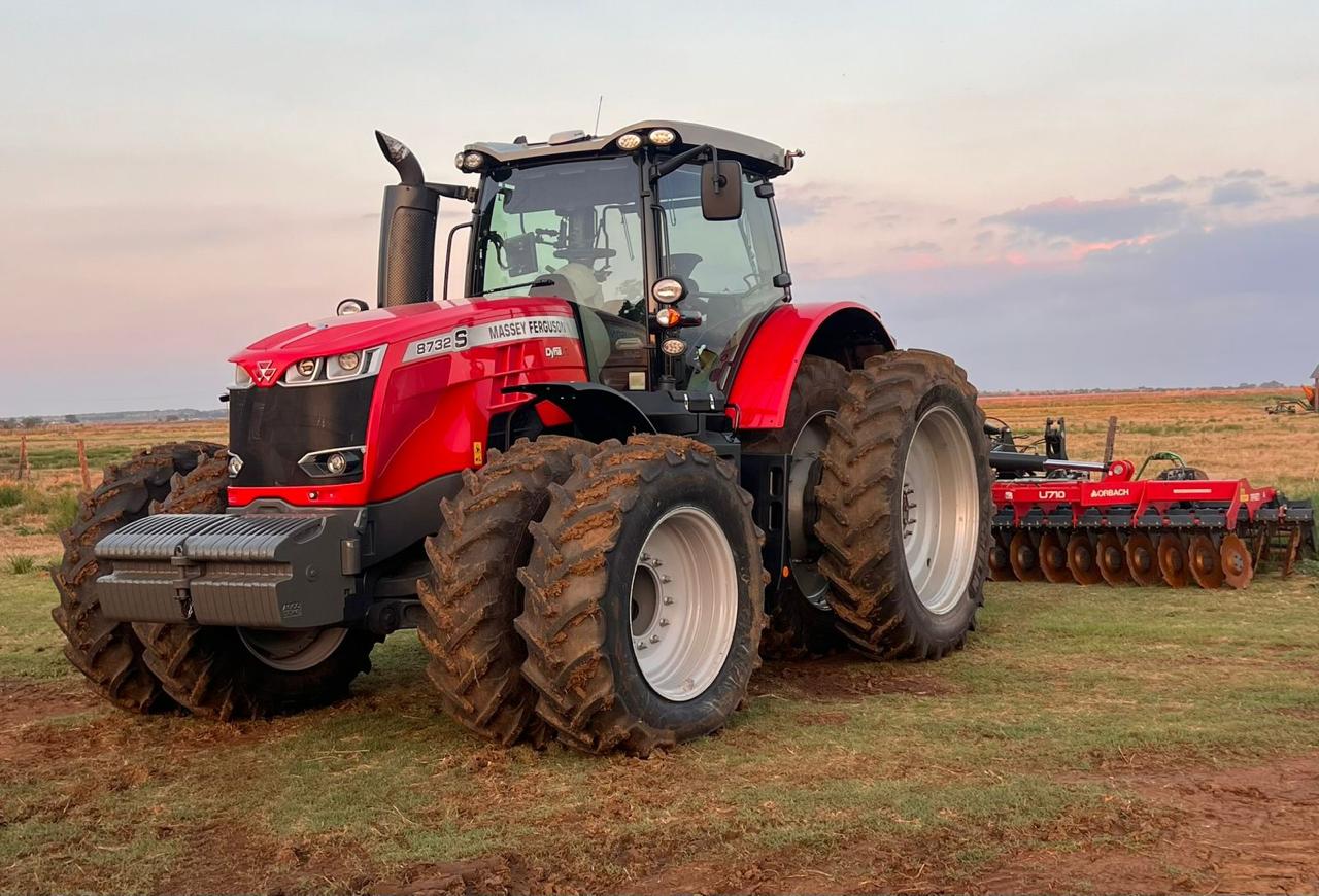 Massey Ferguson 8732S 4WD Cab Trekker / Tractor