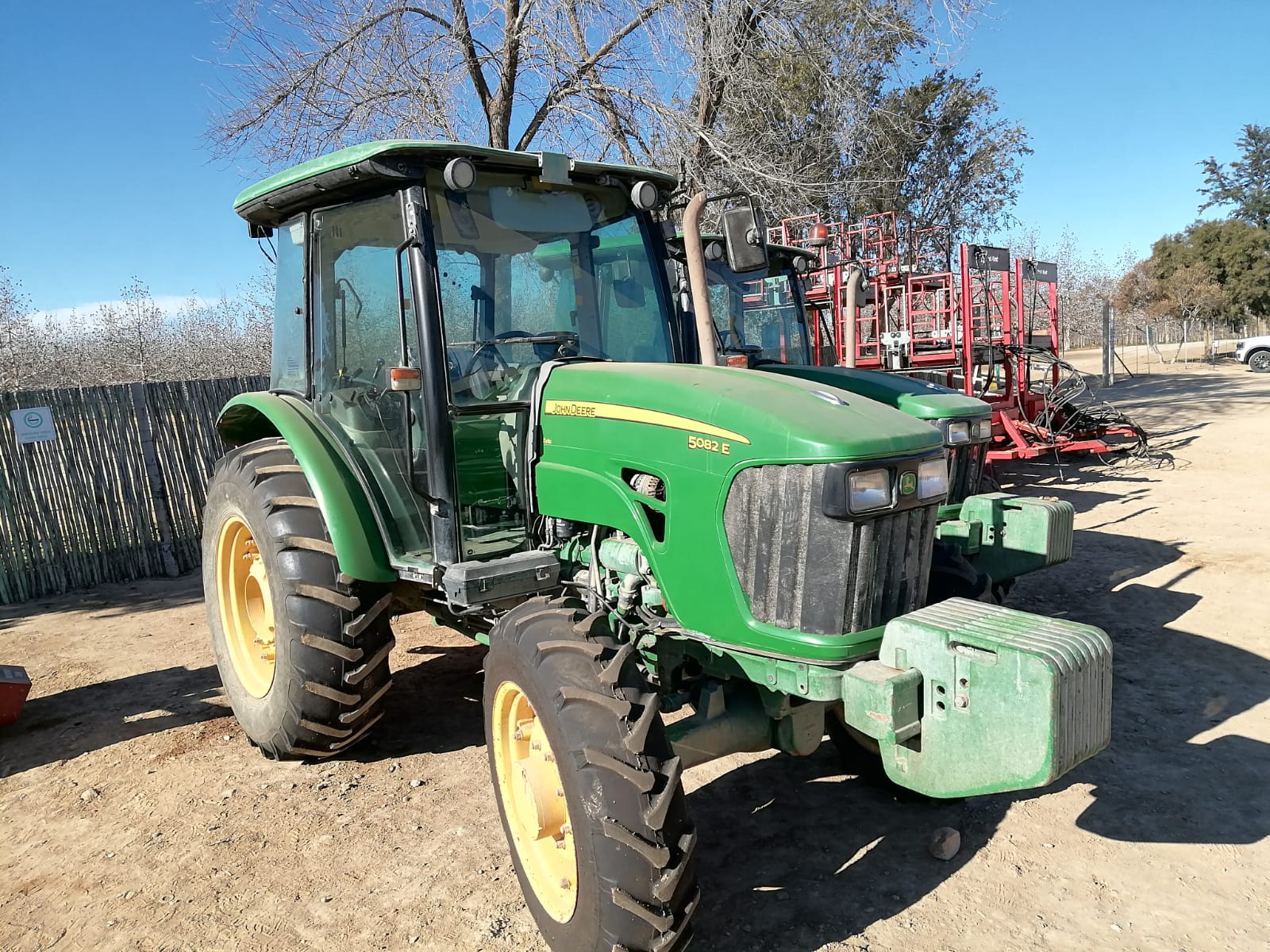 2x John Deere 5082E 4x4 Trekker / Tractor