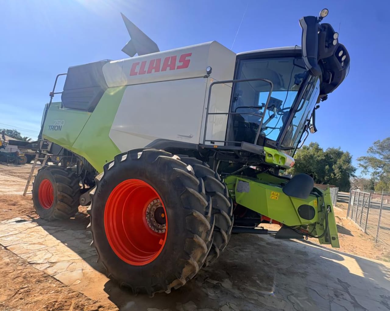 Claas Trion 750 Hybrid Combine Harvester / Stroper