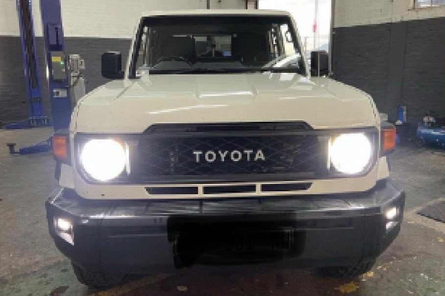 Toyota Land Cruiser 2.8 Auto Double Cab Bakkie / Pickup - Image 3