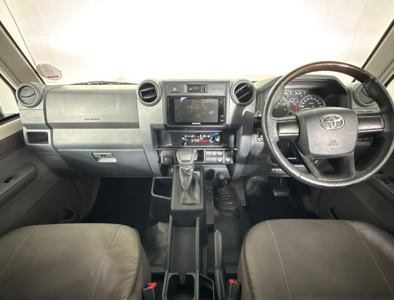 Toyota Land Cruiser 2.8 Auto Double Cab Bakkie / Pickup - Image 6