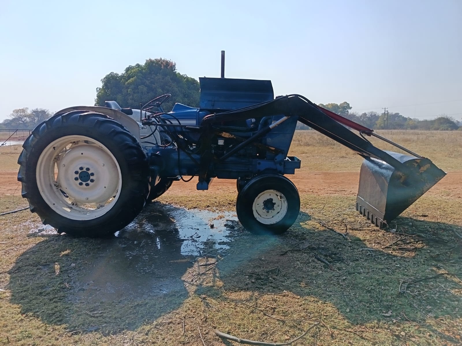 Ford 5000 Trekker met Laaigraaf / Tractor with Loader