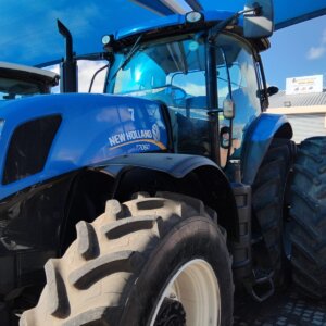 Alternative view of New Holland T7060 Trekker / Tractor