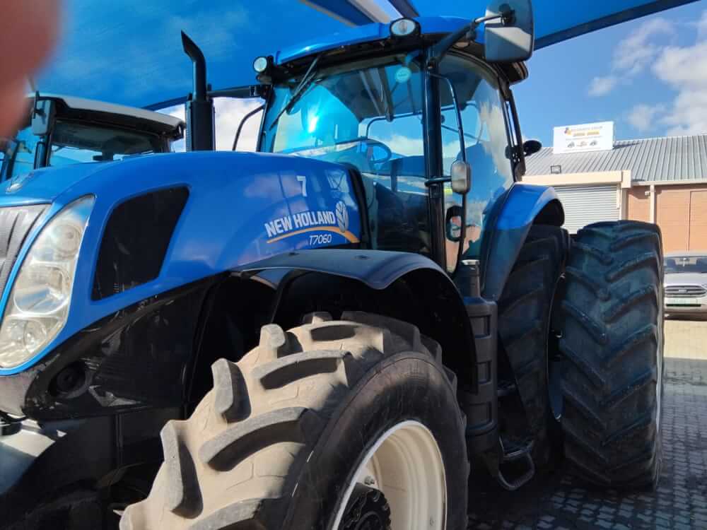 New Holland T7060 Trekker / Tractor - Image 2