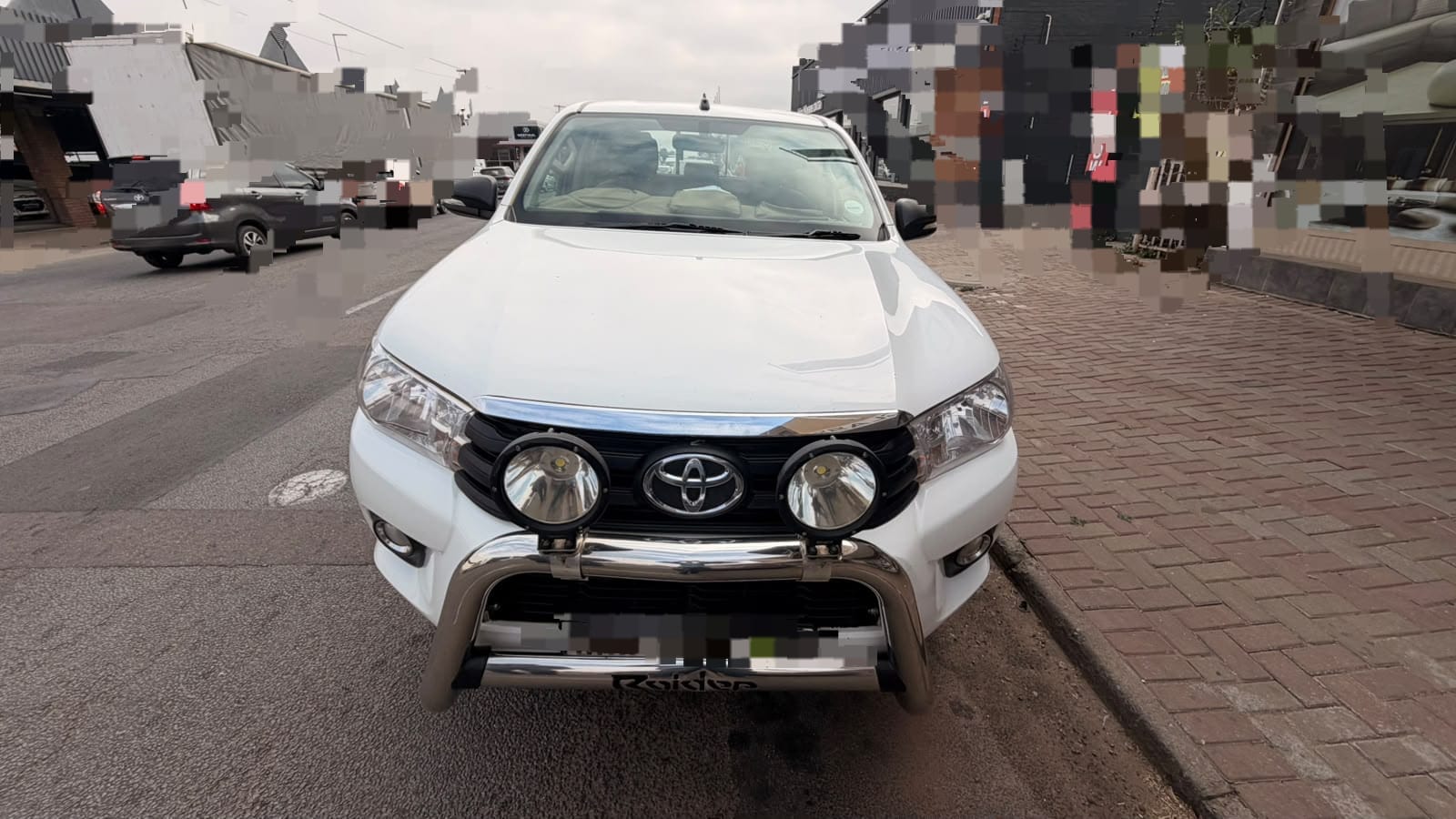 Toyota Hilux 2.4 SRX Manual Double Cab Pickup / Bakkie - Image 2