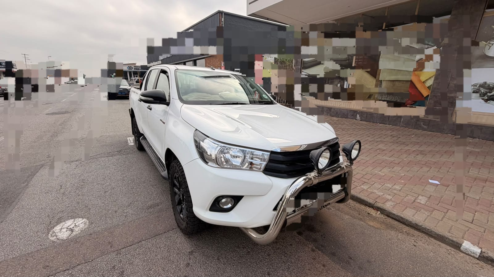 Toyota Hilux 2.4 SRX Manual Double Cab Pickup / Bakkie - Image 3