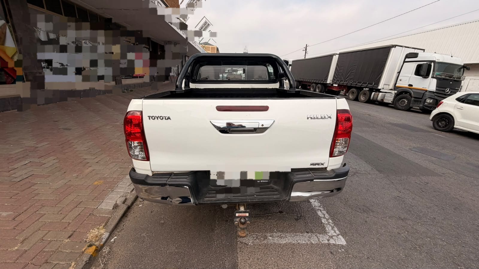 Toyota Hilux 2.4 SRX Manual Double Cab Pickup / Bakkie - Image 6