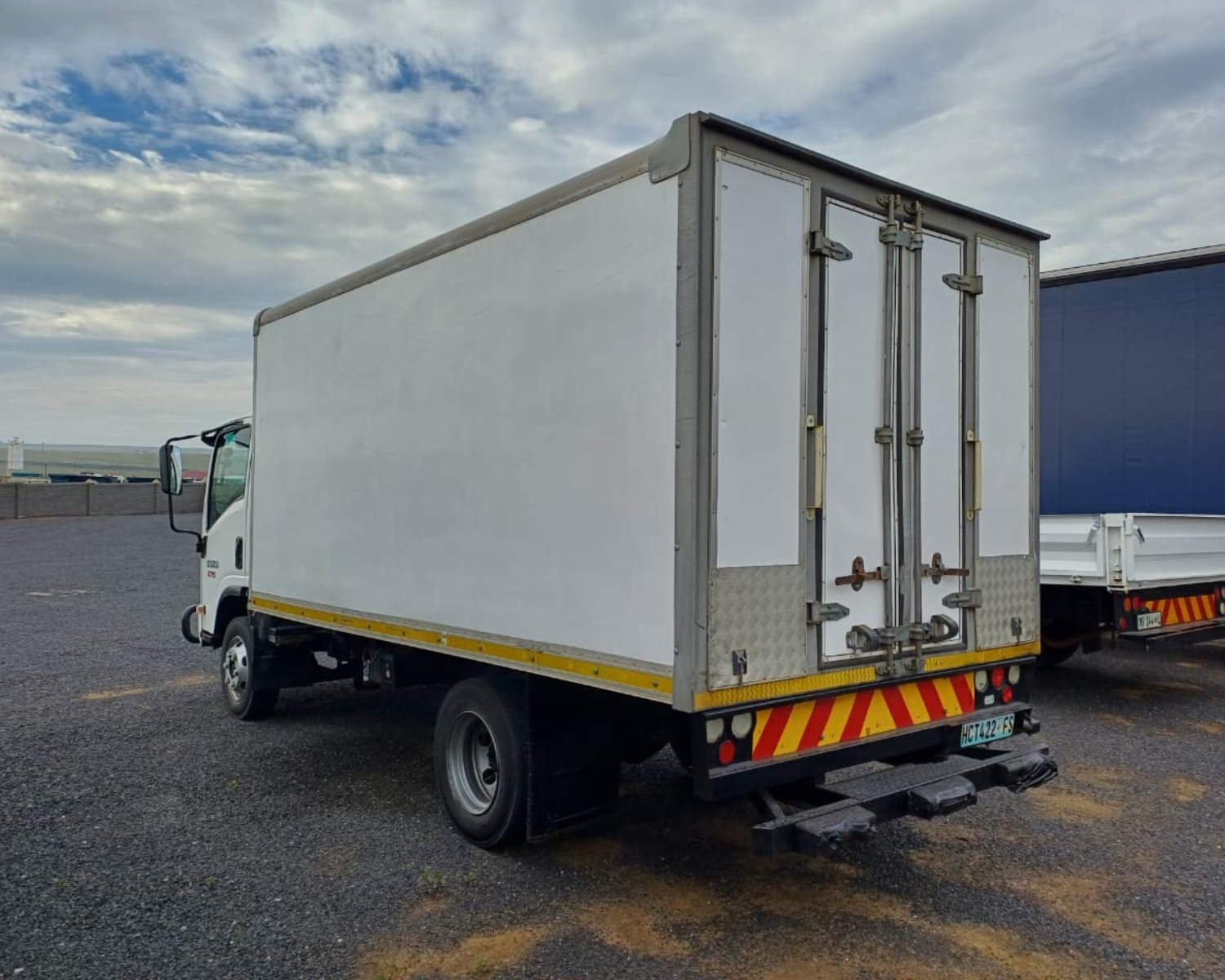 Isuzu NMR275 Vasbak Trok / Fixed Body Truck - Image 2