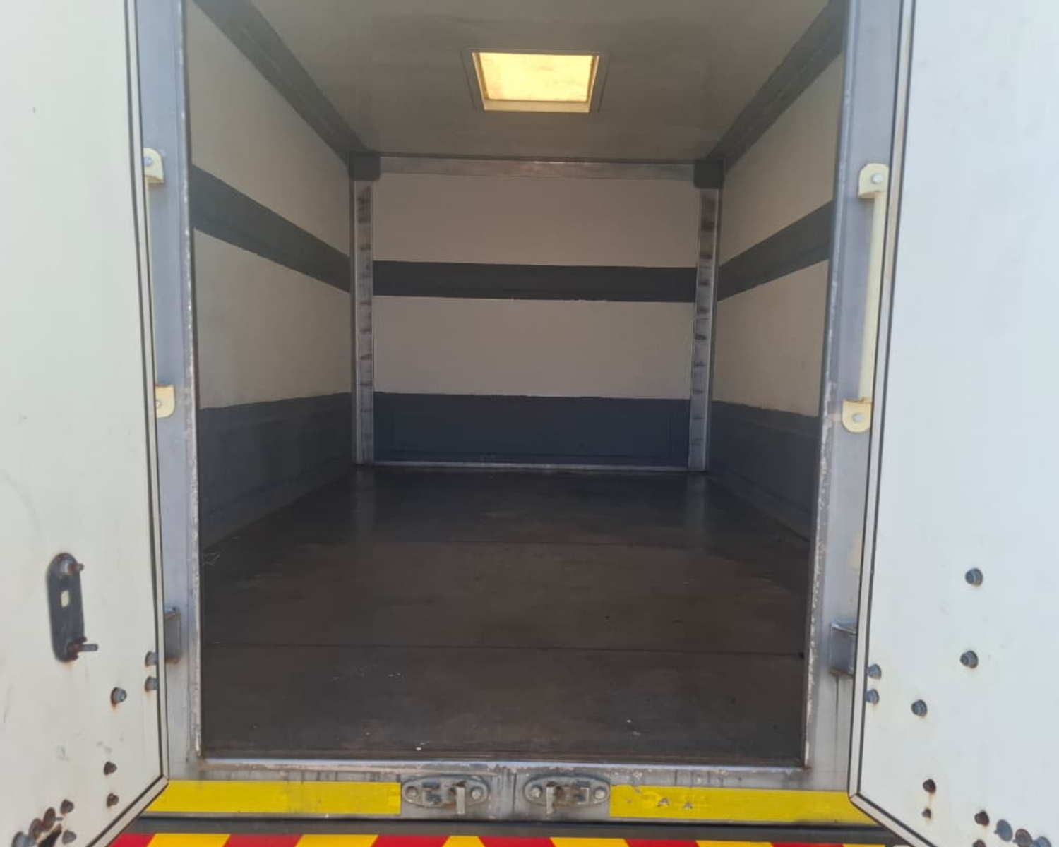 Isuzu NMR275 Vasbak Trok / Fixed Body Truck - Image 3