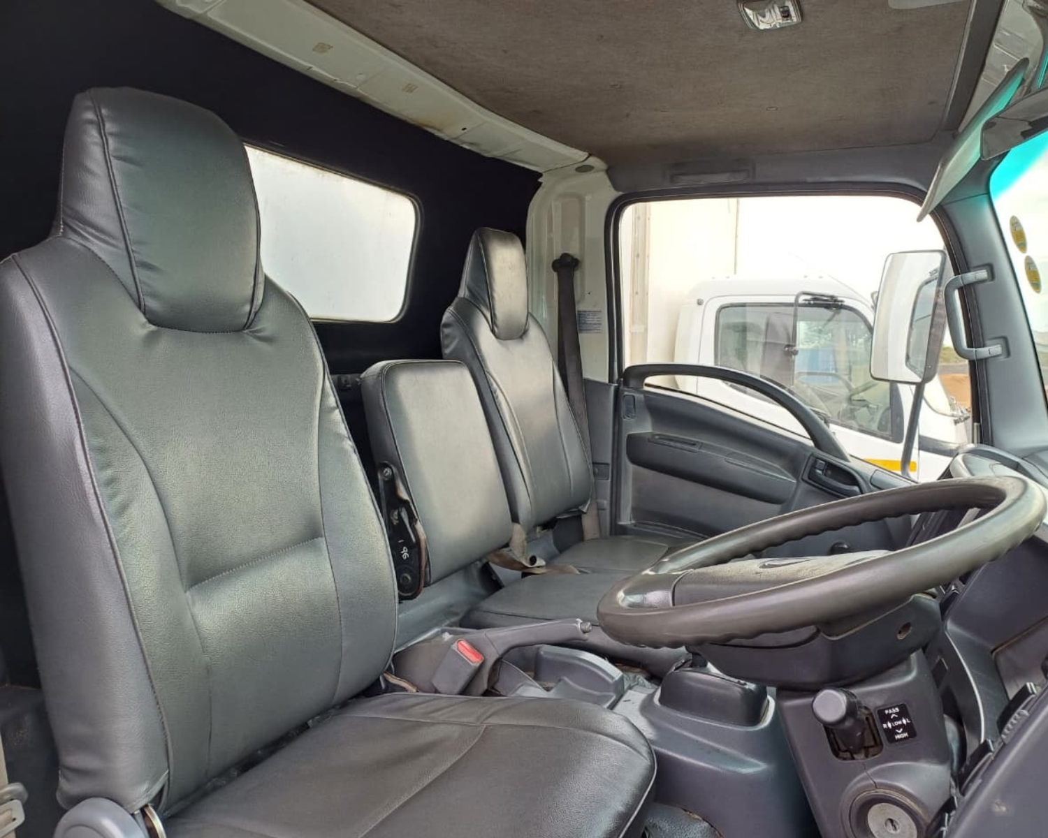 Isuzu NMR275 Vasbak Trok / Fixed Body Truck - Image 5