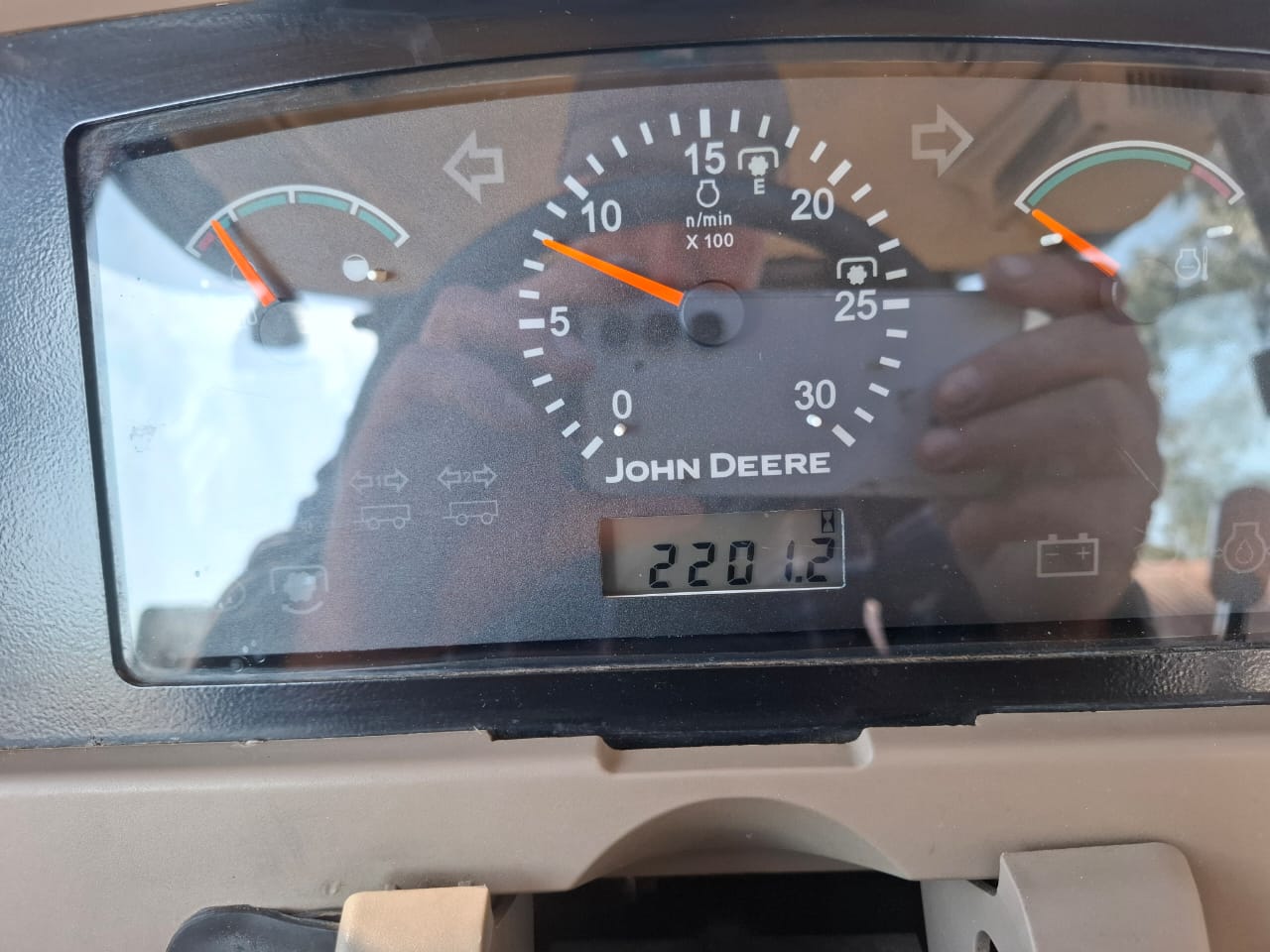 John Deere 5725 4WD Turbo Cab Trekker / Tractor - Image 5