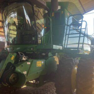Alternative view of John Deere S670 Stroper / Combine Harvester