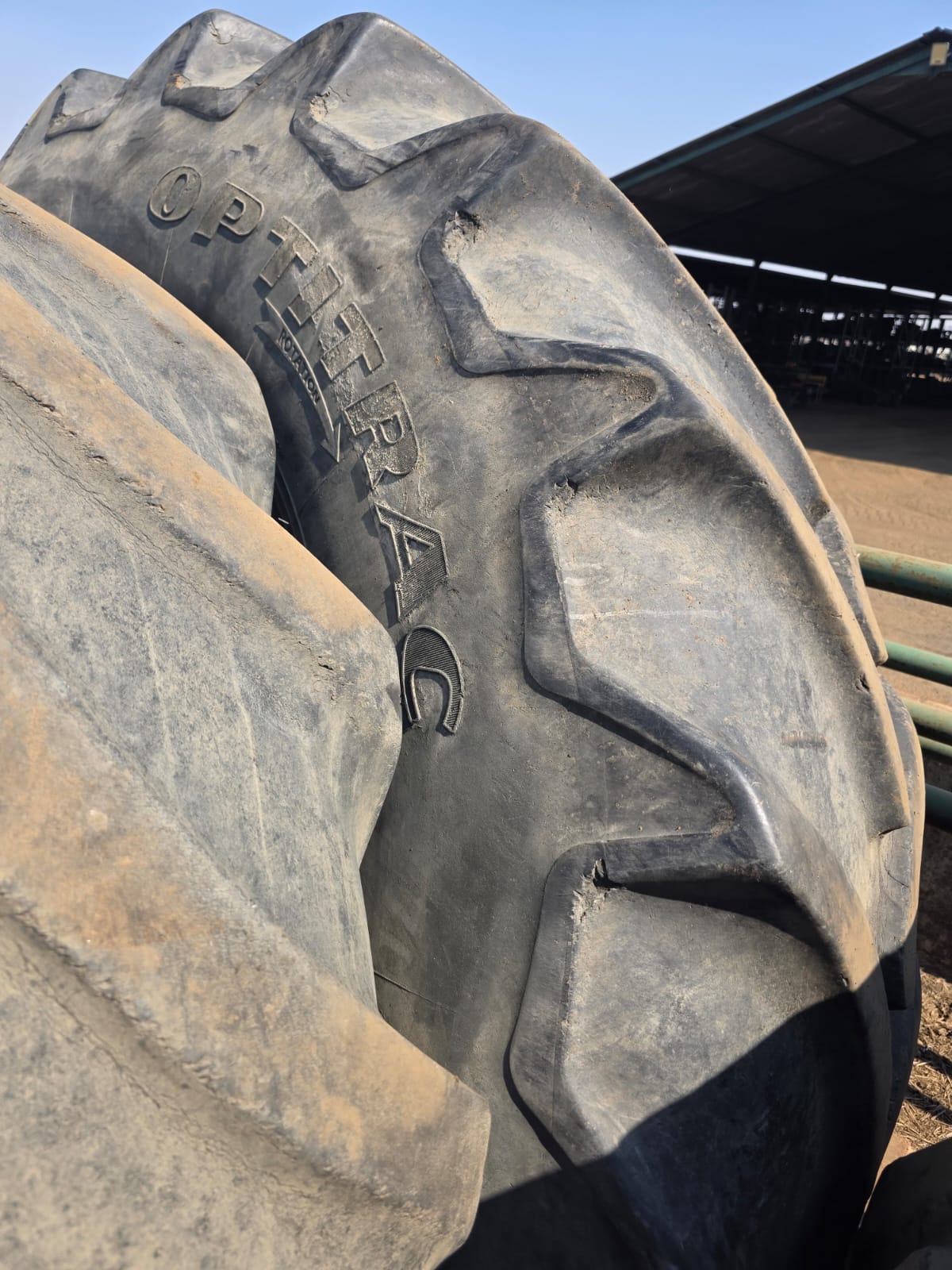 3 x 710.70 R42 Gebruikte Goodyear Trekker Bande / Used Tractor Tires - Image 2