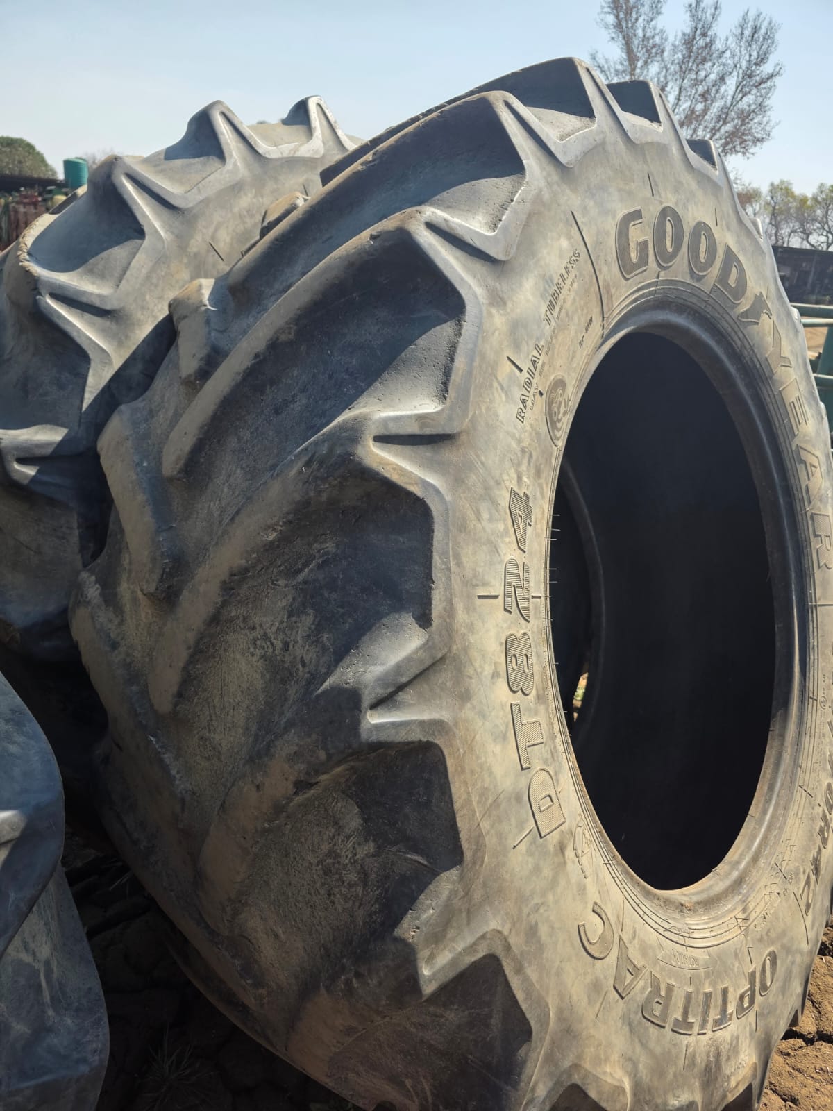 3 x 710.70 R42 Gebruikte Goodyear Trekker Bande / Used Tractor Tires