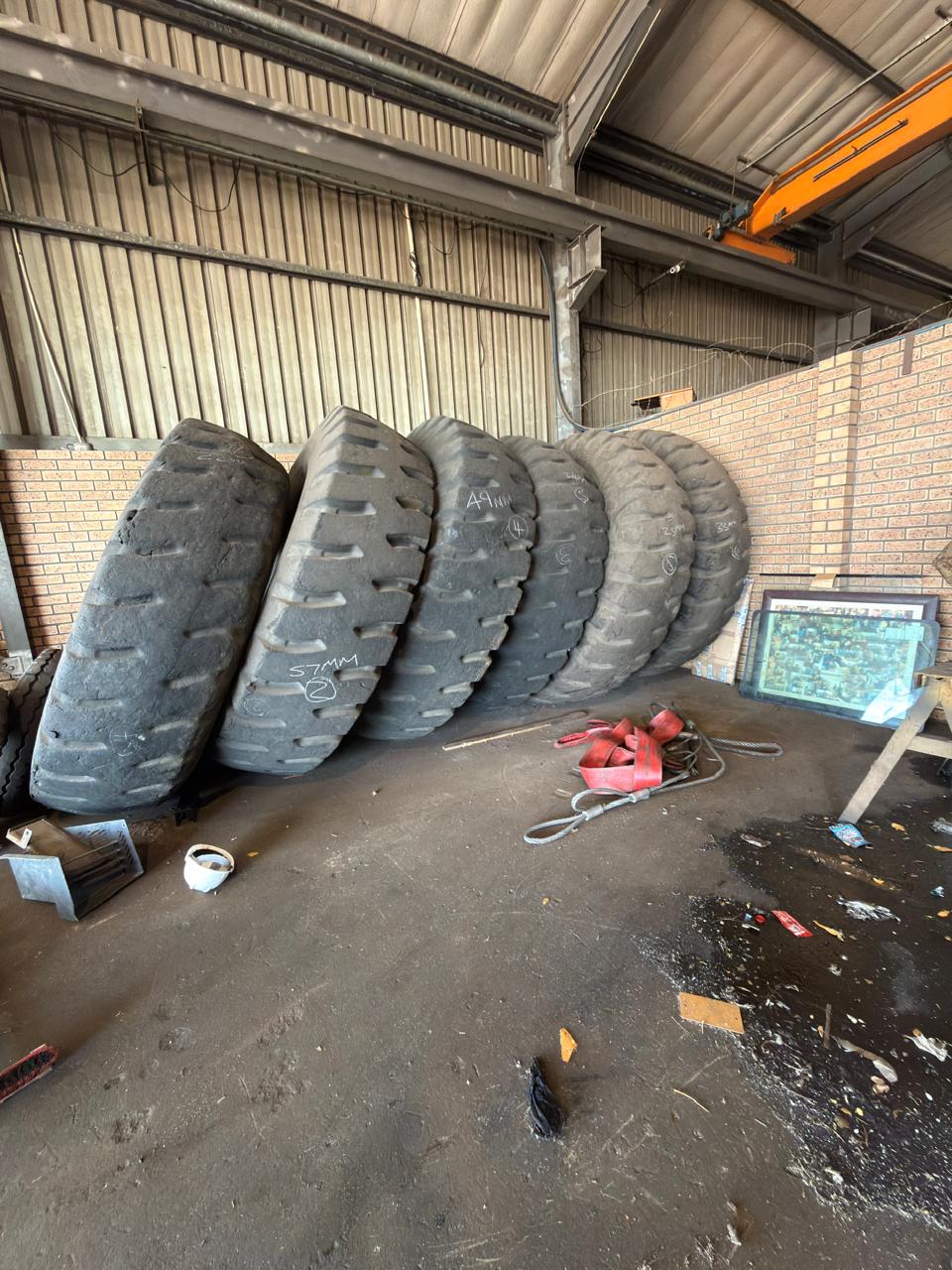 6 x 27.00-46 E4 General Gebruikte Swaardiens Masjien Bande / Used Heavy Duty Machine Tires