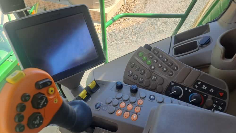 John Deere S670 Stroper / Combine Harvester - Image 6