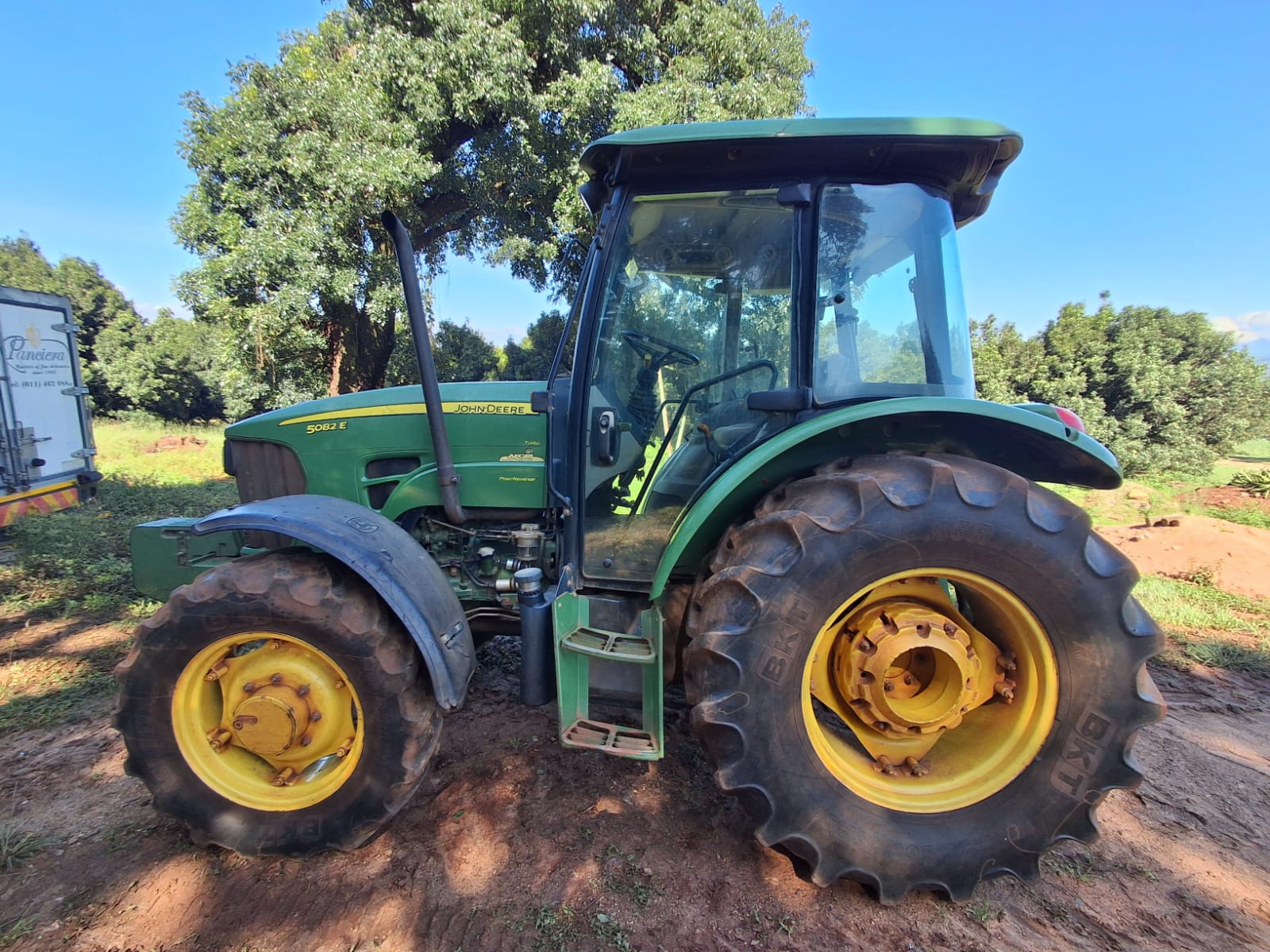 John Deere 5082E Cab Trekker / Tractor - Image 2