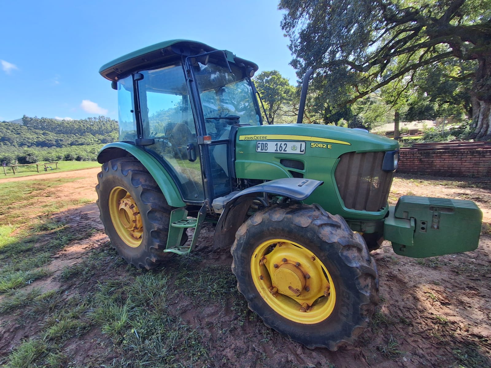 John Deere 5082E Cab Trekker / Tractor