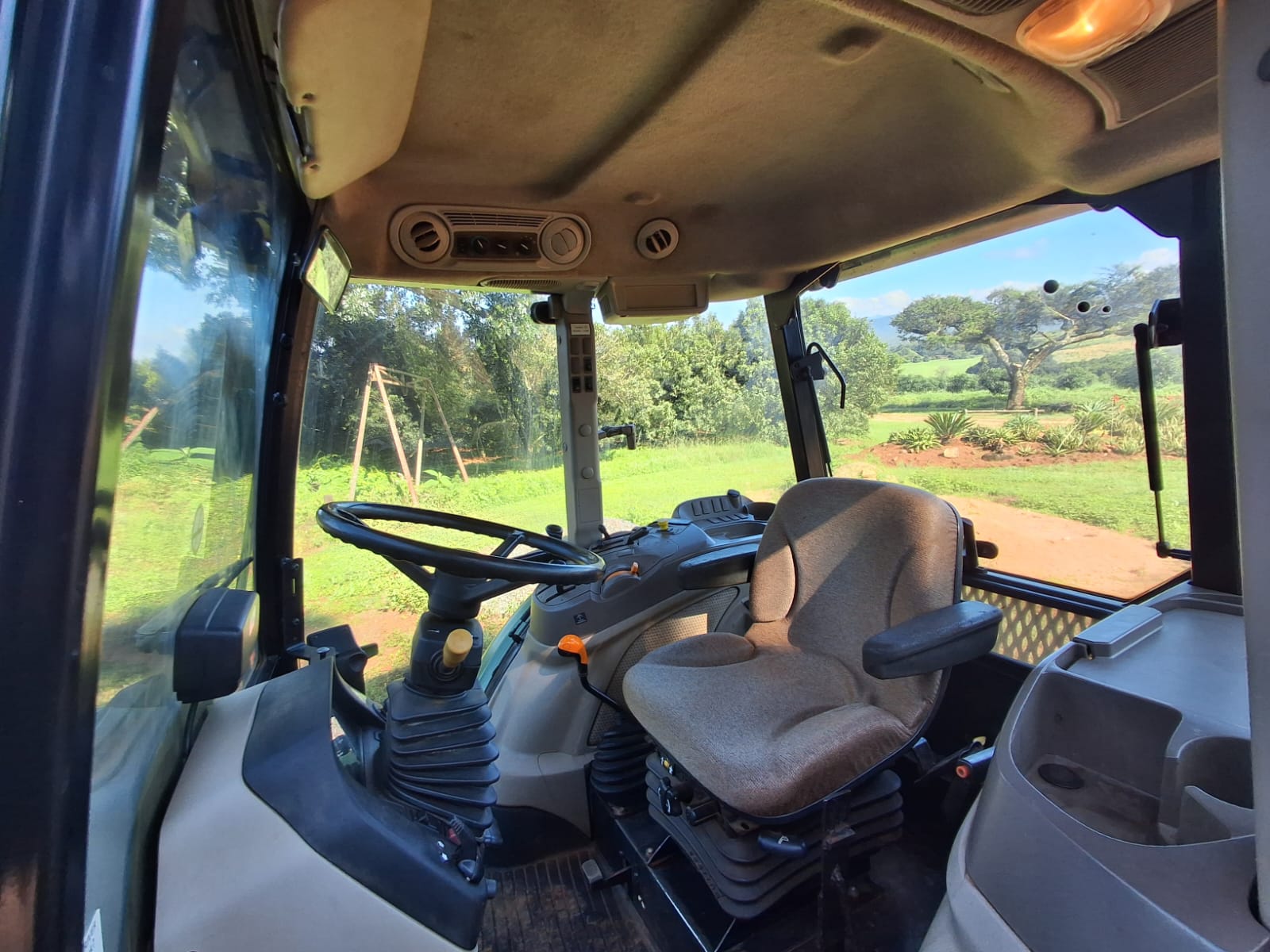 John Deere 5082E Cab Trekker / Tractor - Image 5