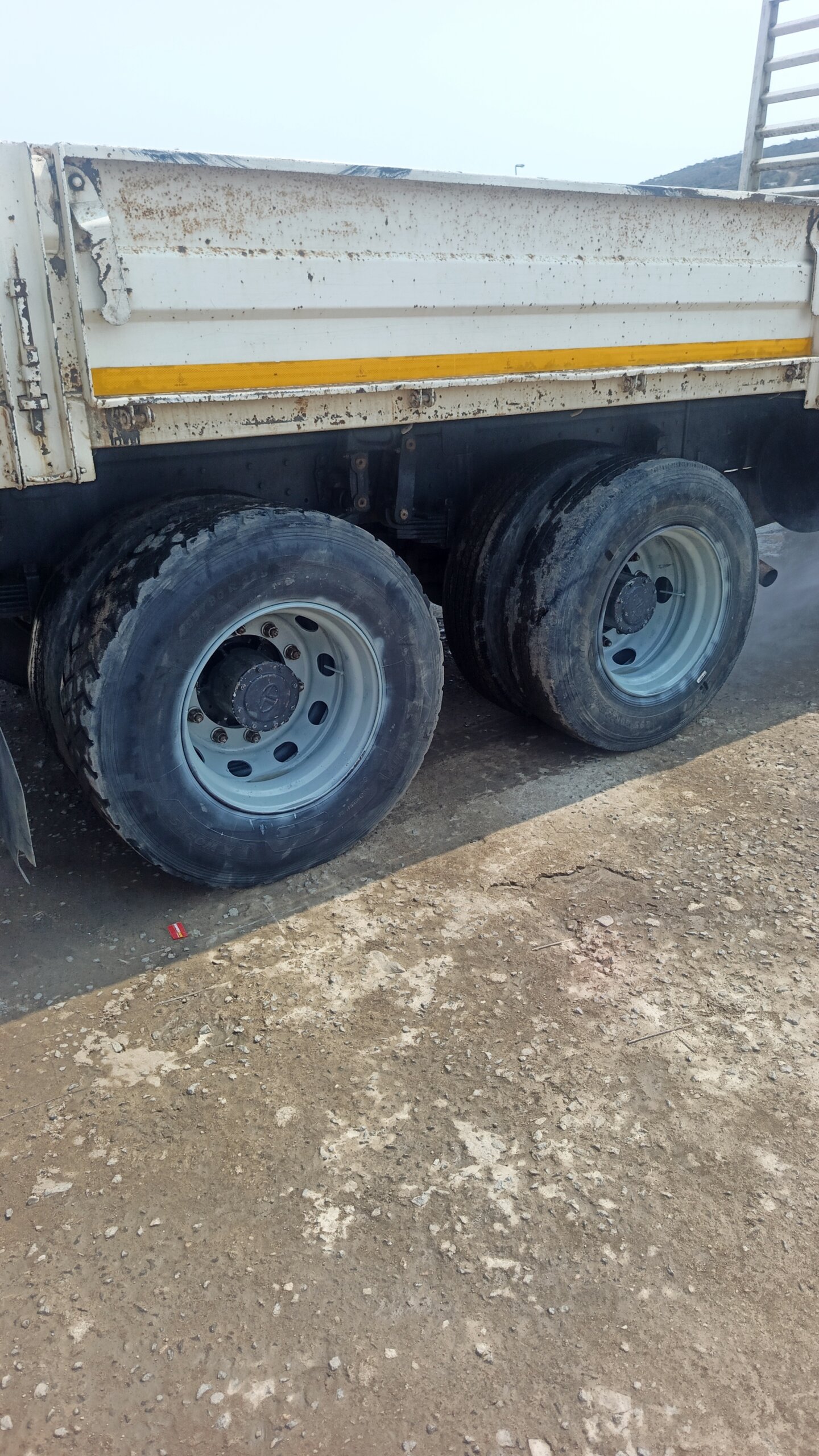 TATA LPT 2523e Dropside Truck / Trok - Image 2