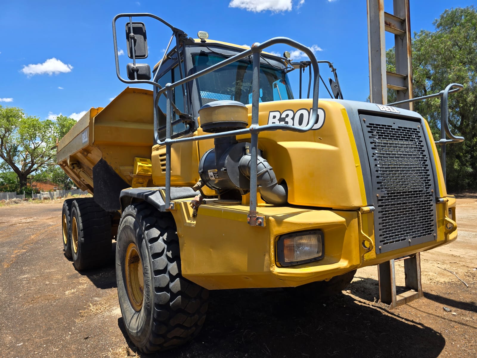 Bell B30D 6x6 Dump Truck