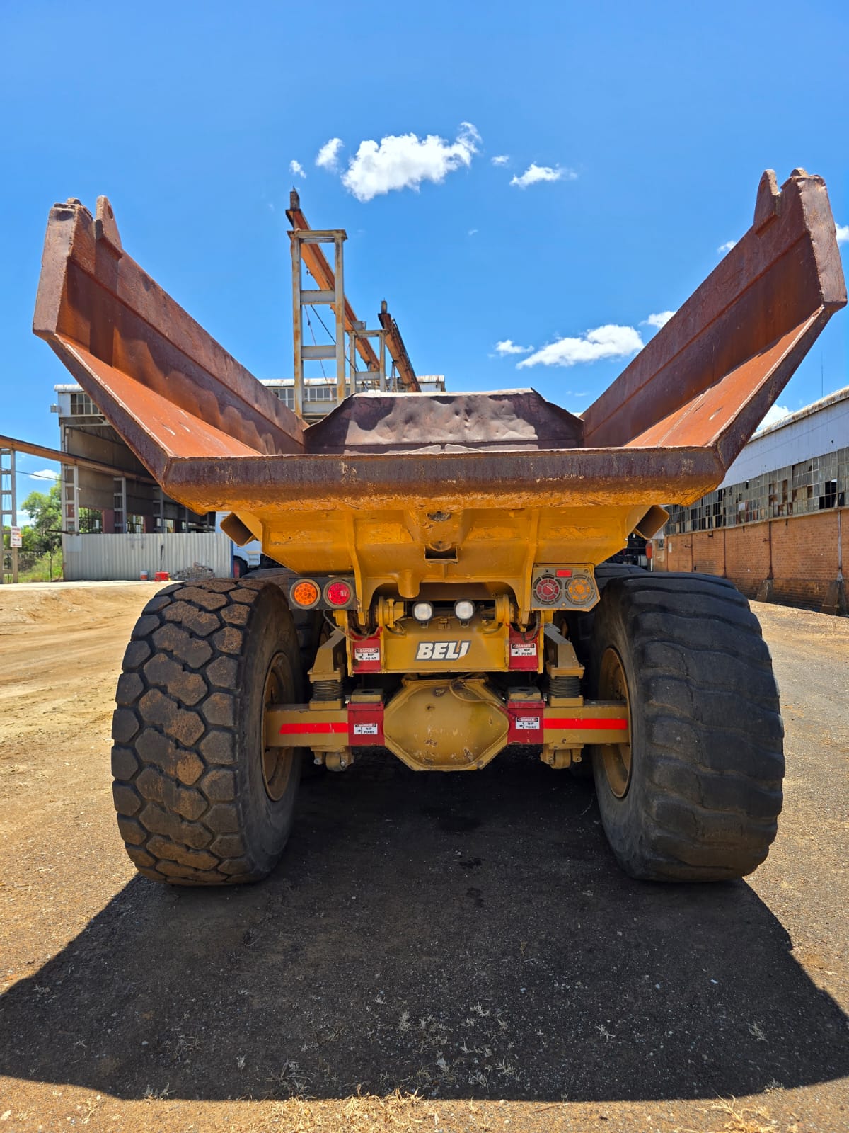 Bell B30D 6x6 Dump Truck - Image 4