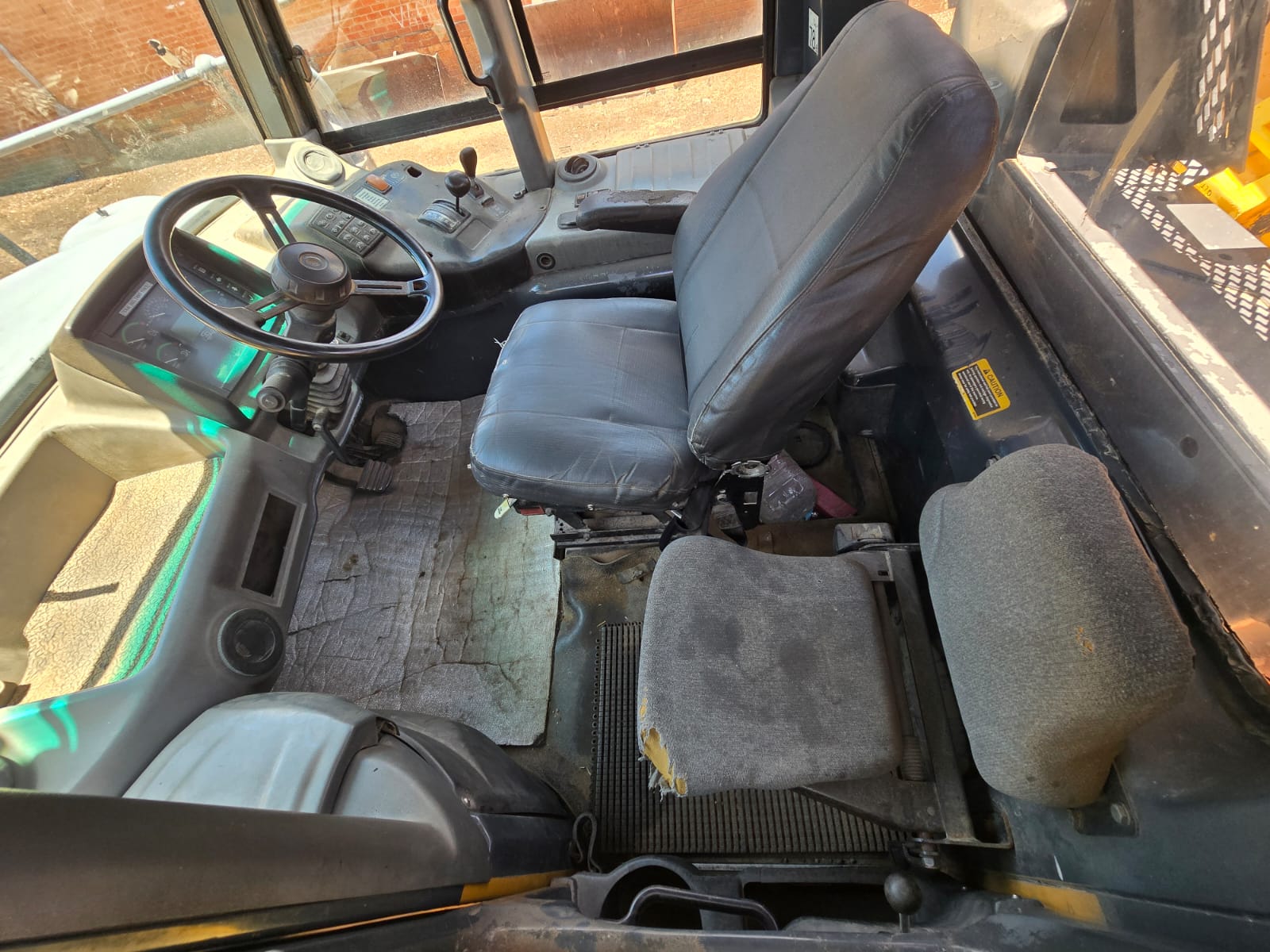 Bell B30D 6x6 Dump Truck - Image 6