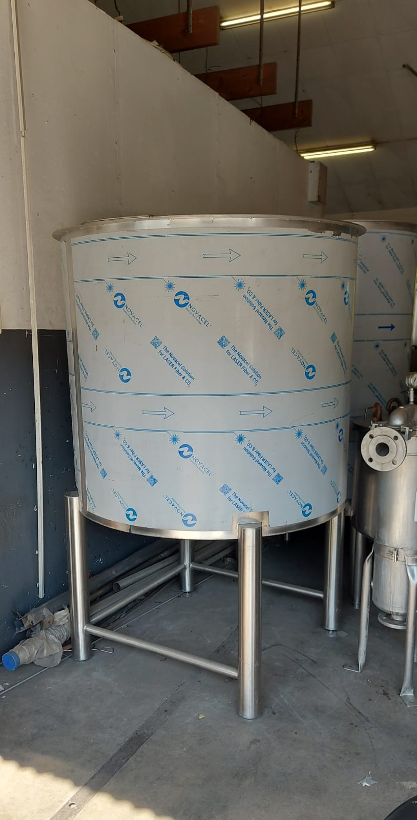 2 x 1 000 L New Stainless Steel Tanks / Nuwe Vlekvrye Staal Tenks