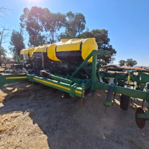 12 Row 76cm John Deere 2117 Planter