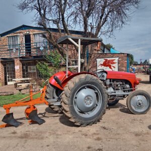 Massey Ferguson TED20 Trekker met Ploeg / Tractor with Plough