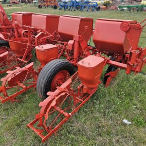 4 Ry / Row Massey Ferguson 525 Planter