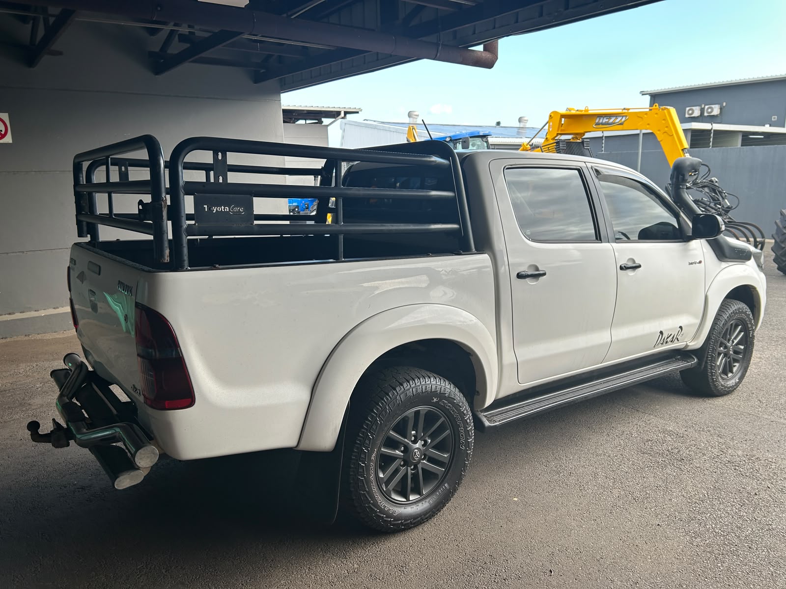 Toyota Hilux 3.0 D4D Dakar 4x4 Double Cab Bakkie / Pickup - Image 2