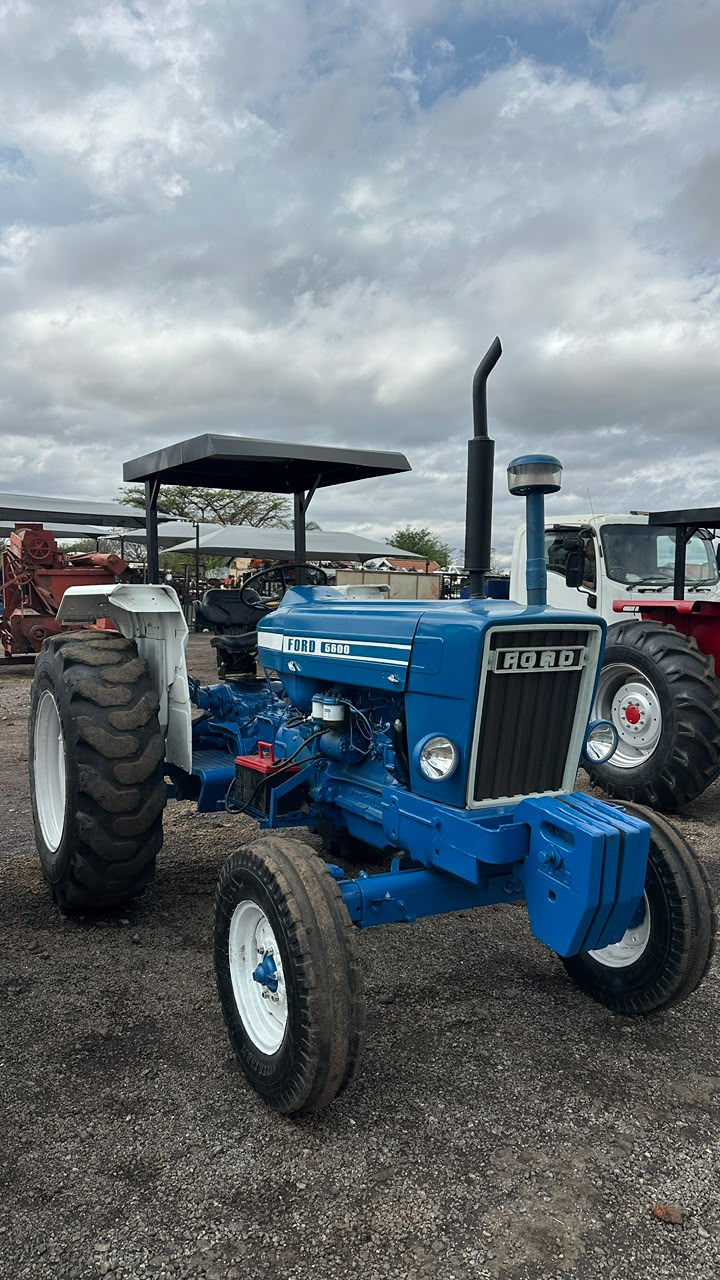 Ford 5600 4x2 Trekker met Ploeg / Tractor with Plough