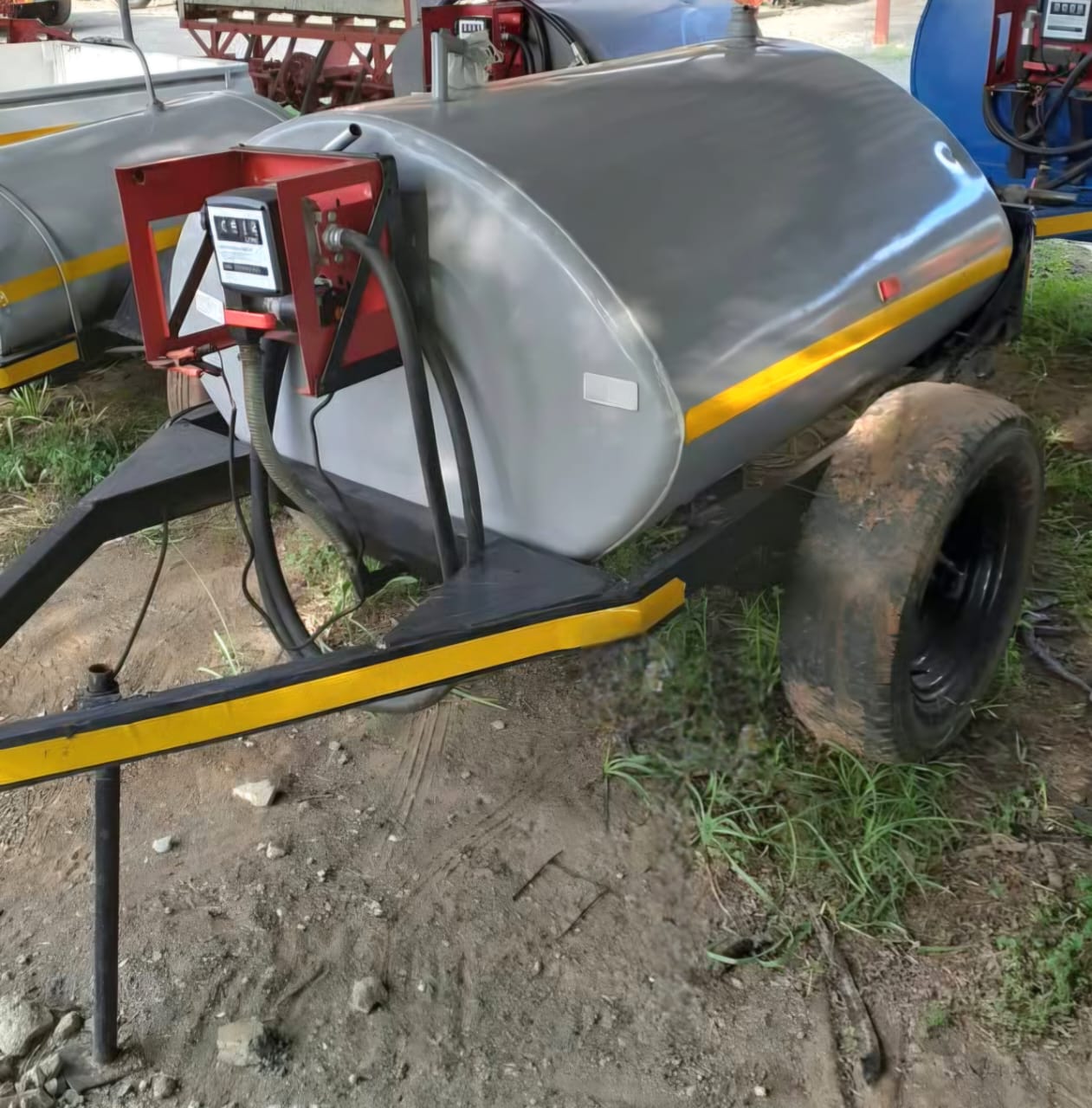 Diesel Bowser with Pump / met Pomp - Image 4
